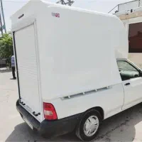 راننده با ماشین مسقف برای پخش مواد غذایی