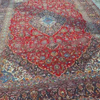 باسلام.فرش دست بافت قدیمی ولی کمی خرابی دارد