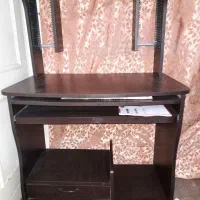 میز تحریر و کامپیوتر