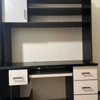 میز تحریر و کامپیوتر