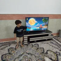 میز تلویزیون زیبا سالم و تمیز