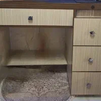 میز تحریر و کامپیوتر