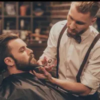 قیچی زن آرایشگاه