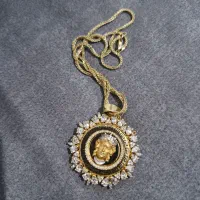 پلاک و زنجیر طلا ورساچه