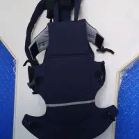 آغوشی بچه با تعدادی لباس نوزاد