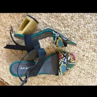 تعدادی کیف و کفش