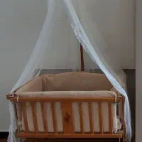 تخت چوبی کنار مادر ،گهواره شو