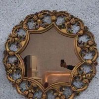 آینه ی گرد با قاب طلایی