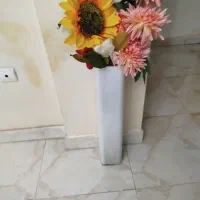 گلدون شیشه ای و گل مصنوعی