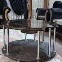 یک دست مبل هفت نفره میز جلو مبل و سه عدد میز عسلی