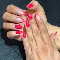خدمات کاشت ناخن