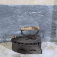 اتو قدیمی ذغالی