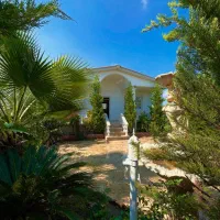 ویلا-داخل-شهرک-با-نگهبان-کلاسیک-سنددارثبتی