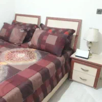 تخت دو نفره با میز آرایش و دو عدد پا تختی و آباژور