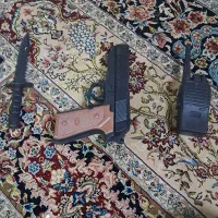 یک عدد تفنگ و بیسیم و چاقو پلیسی