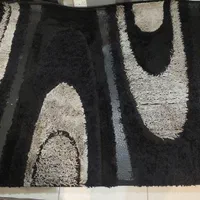 ۲فرش به ابعاد ۶ متر مشکی بنفش،۴متر مشکی طوسی|فرش|گرگان, |دیوار