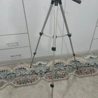سه پایه دوربین تراز دار