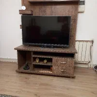 میز تلویزیون ایستاده.
