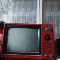 دو عدد تلویزیون قدیمی