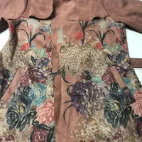 مانتو سوییت|لباس|رشت, سیا اسطلخ|دیوار