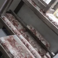 تعدادی نیمکت چوبی