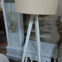 آباژور ایستاده