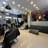 آرایشگر قیچی زن