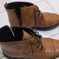 پالتو و بوت قهوه‌ای