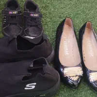 سه جفت کفش زنانه مردانه و بچه‌گانه.