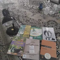 چراغ مطالعه همراه کتاب ها