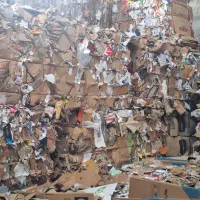 کارگر برا کار در ضایعاتی