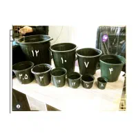 گلدان مشکی و پاکت نشا