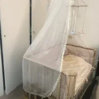 تخت چوبی کنار مادر نو