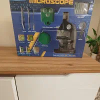 یک میکروسکوپ با یک تلسکوپ و یک بازی راز هیتلر