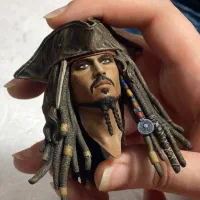 همکار برای  رنگ زدن مجسمه