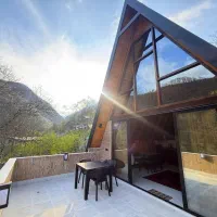 کلبه چوبی سوئیسی جنگلی در دل دوهزار