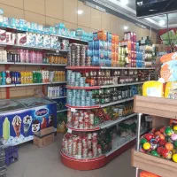 دو نیروی ساده اقا در شیفت صبح و عصر در فروشگاه