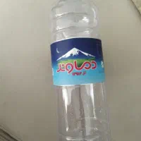 تعدادی بطری جای آب معدنی