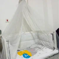 تخت کنار مادر