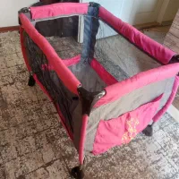 تخت کنار مادر