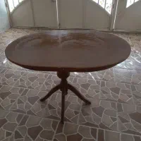 میز چوبی بدون صندلی بیضی شکل