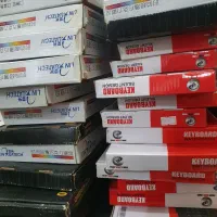 تعداد زیادی ماوس و کیبورد و لوازم جانبی