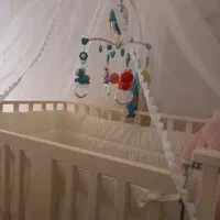 تخت کنار مادر