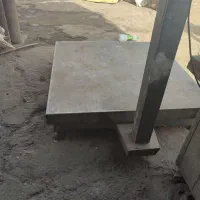 کارگر برای کار در انبار ضایعات