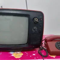 تلوزیون و تلفن قدیمی|کلکسیون اشیاء عتیقه|ساری, |دیوار