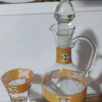 تنگ بلور و چند تا لیوان و فنجون