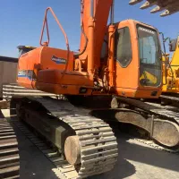 جویای کار با بیل مکانیکی