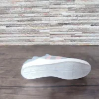 کفش کتونی|کیف، کفش، کمربند|زاغه, |دیوار