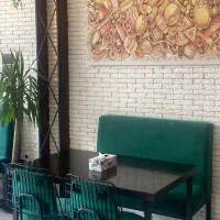 پیک موتوری و پیتزا زن