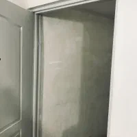 درب چوبی با چارچوب ورودی اپارتمان